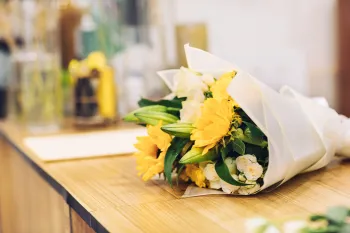 photo pierres fleurs ciseaux fleuriste écoresponsable